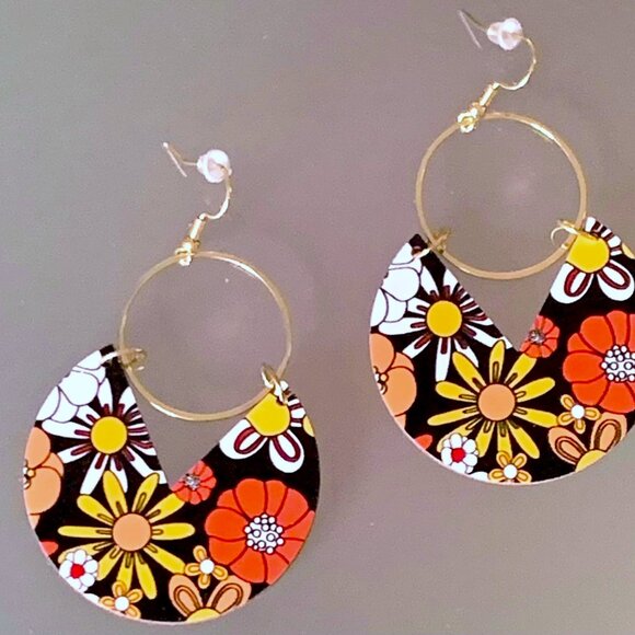Wooden Mod Daisy Retro Gold Orange Brown Vintage Flower Floral Dangle Earrings - Picture 1 of 4
